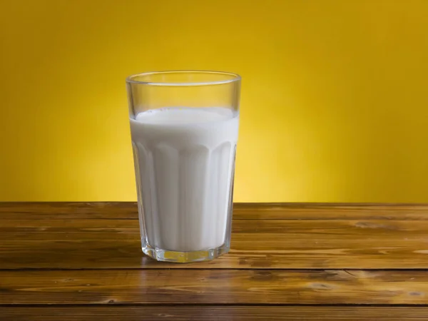 Vaso con leche fresca sobre mesa de madera —  Fotos de Stock