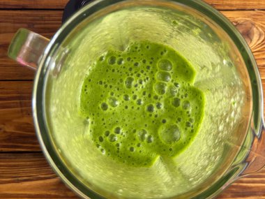 Sağlıklı yeşil smoothie karıştırıcı ile harmanlanmış