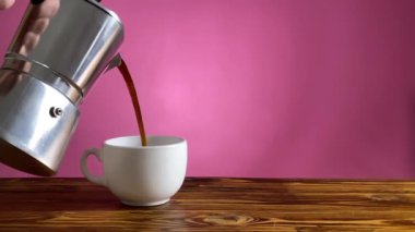 Moka Pot 'tan fincana kahve döküyorum.