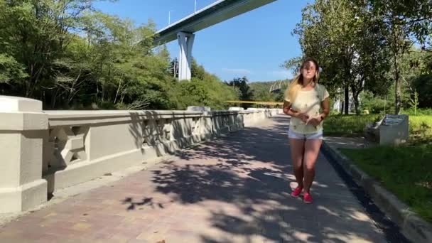 Esporte mulher correndo no parque da cidade vestindo Smartwatch — Vídeo de Stock