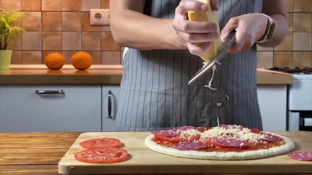 Mulher é ralar queijo para pizza Pepperoni — Vídeo de Stock