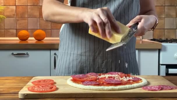 Mulher é ralar queijo para pizza Pepperoni — Vídeo de Stock