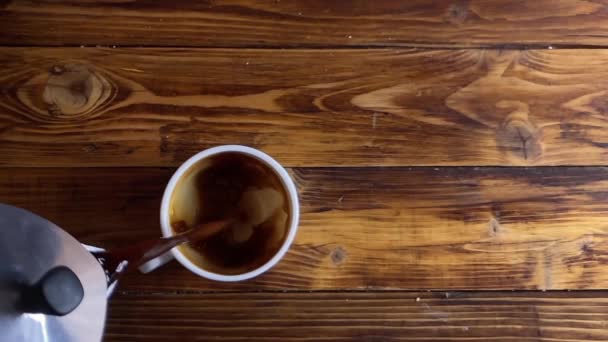 Mão derramando café de um pote Moka em caneca — Vídeo de Stock