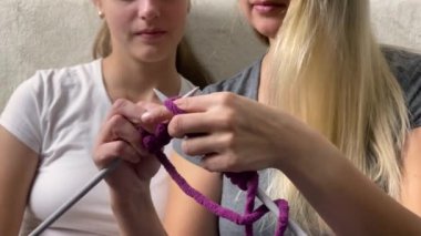 bir annenin kızının örgü öğretim.