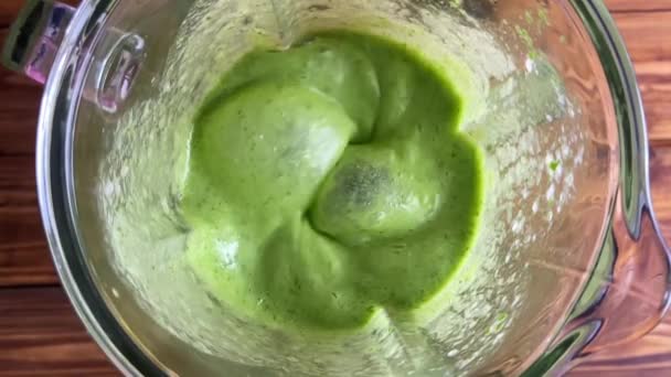 Gezonde groene smoothie gemengd met een blender — Stockvideo