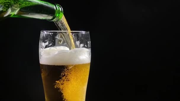 Verser de la bière de la bouteille verte au verre, vidéo super slow motion — Video