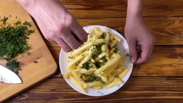 Manos de mujer poniendo hinojo en papas fritas, cámara lenta — Vídeos de Stock