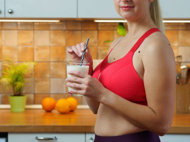 Kız mutfakta badem sütünden kokteyl içiyor, yavaş çekim videosu.