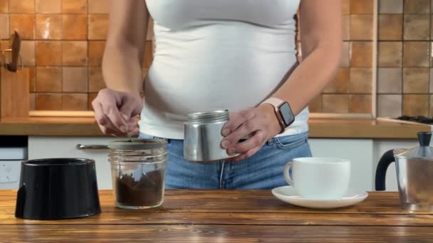 Mulher está fazendo café preto na cozinha . — Vídeo de Stock