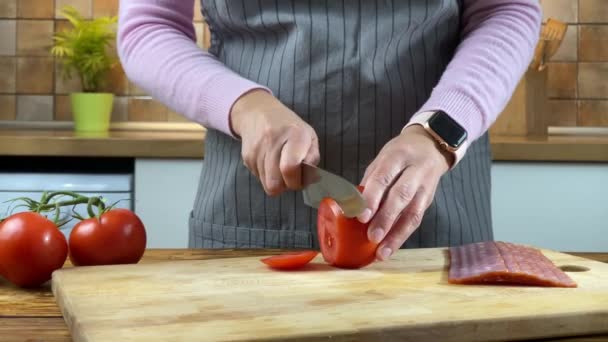 Frau hackt Lebensmittelzutaten für das Kochen — Stockvideo