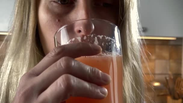 신선 한 천연 감귤 주스를 마시고 있는 여성 — 비디오