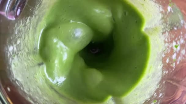 Smoothie verde saludable mezclado con una licuadora — Vídeo de stock