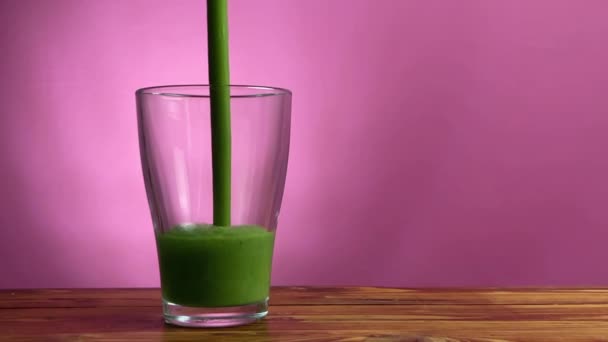 Zielony smoothie detox wlewa się do szklanki — Wideo stockowe