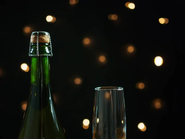 Láhev vína šampaňského zblízka na černé — Stock fotografie