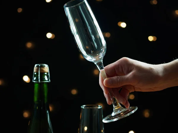 Mani di donna che tiene bicchieri di champagne e celebra il Natale — Foto Stock