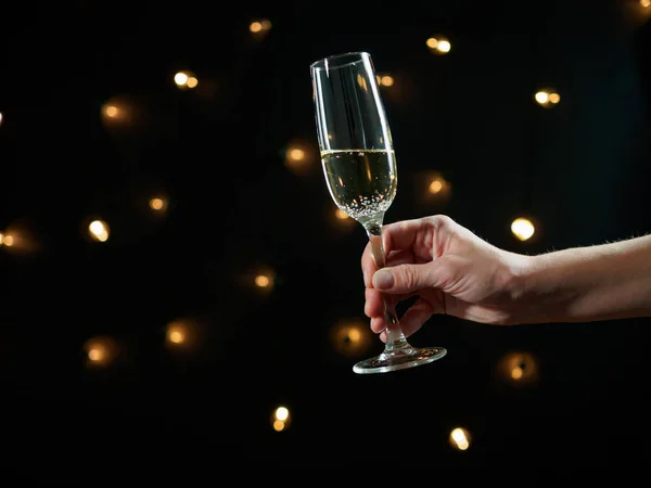 Mani di donna che tiene bicchieri di champagne e celebra il Natale — Foto Stock