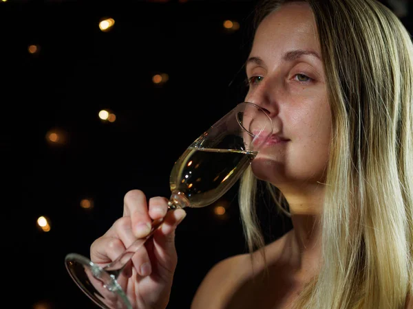 Chica con copa de champán en la fiesta, bebiendo champán —  Fotos de Stock