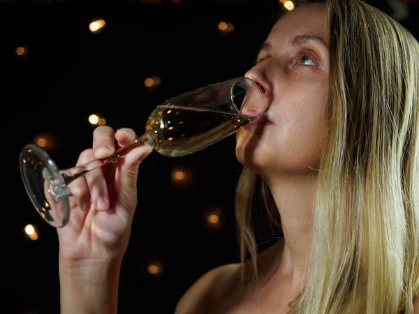 Chica con copa de champán en la fiesta, bebiendo champán —  Fotos de Stock