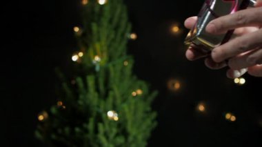 Bir erkek bir kadına Noel hediyesi verir.