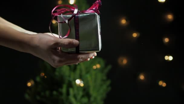 Seorang wanita memberi seorang pria hadiah untuk Natal — Stok Video