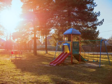 Güneşli bir günde, kış vakti boş oyun parkı