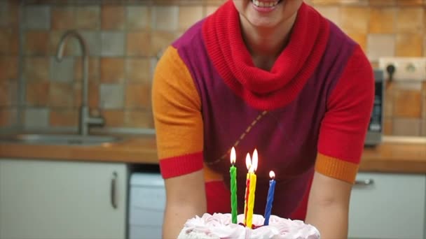 Copiii suflă lumânări pe un tort de ziua de naștere, care o ține pe mama — Videoclip de stoc