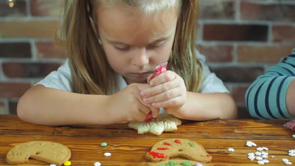 Çocuklar bayram için zencefilli kurabiye süslerler. — Stok video