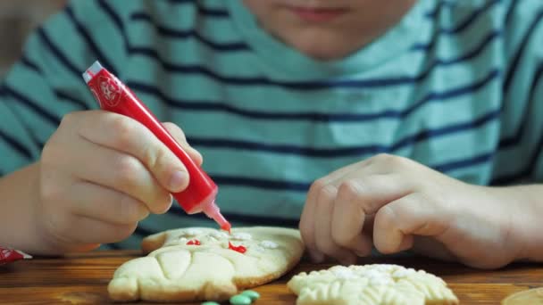 Çocuklar bayram için zencefilli kurabiye süslerler. — Stok video