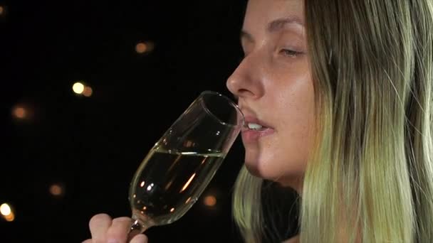 Lady dricka champagne på en festlig svart bakgrund — Stockvideo