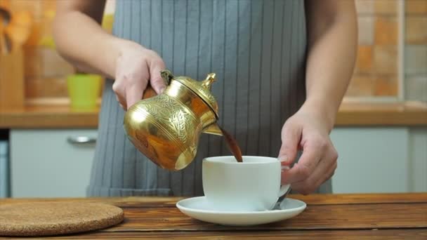 Mujer vertiendo café negro de la olla de café tradicional turca — Vídeos de Stock