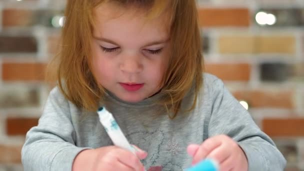 Little girl draws with marker at home — 비디오