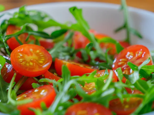 Здоровый салат с помидорами черри и руколой, крупным планом — стоковое фото