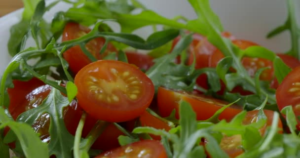 Salada saudável com tomate cereja e rucola, close-up — Vídeo de Stock