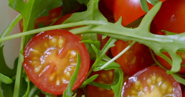 Ensalada saludable con tomates cherry y rúcula, primer plano — Vídeos de Stock