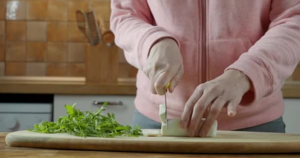 Mujer deportiva hacer ensalada saludable en la cocina de rukkola, tomate y queso — Vídeos de Stock