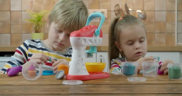 Kinder spielen Koch und backen Gebäck aus Teig — Stockvideo