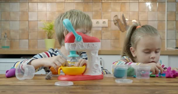 Kinderen spelen chef-kok en maken gebak van deeg — Stockvideo