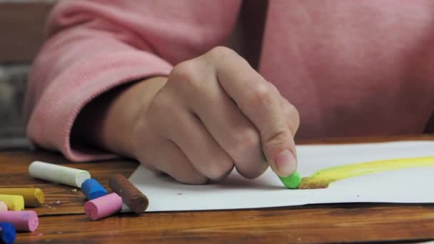 Linda chica dibujo por cera en papel, primer plano de vídeo — Vídeo de stock