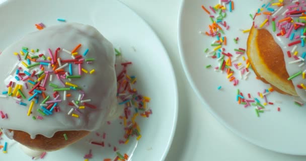 Glazed round bakery with colorful pastry toppings — Stock Video