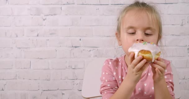 Niedliche lustige kleine Mädchen Kuchen essen, Nahaufnahme — Stockvideo