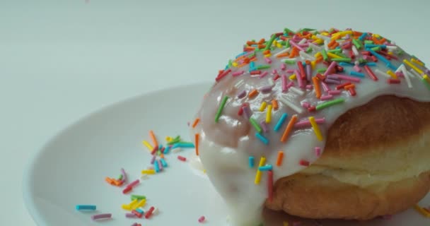 Glazed round bakery with colorful pastry toppings — Stock Video