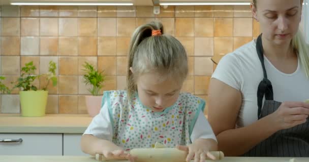 Jovem mãe com pequena filha cozinhar na cozinha — Vídeo de Stock