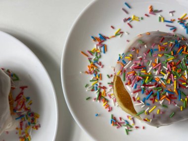 Renkli hamur işleriyle donatılmış fırın.   