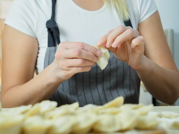 Kadınlar mutfakta ravioli yapar, manzarayı kapatır. — Stok fotoğraf