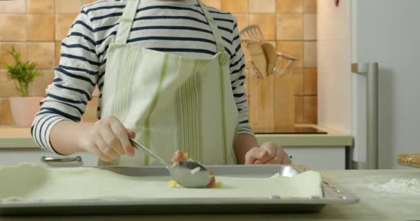 लहान मुलगा स्वयंपाकघरात रोलिंग-पिन डोक बनवतो — स्टॉक व्हिडिओ