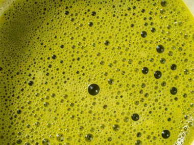 Taze kibrit köpüğü ve köpükler beyaz bardakta, yakın plan.