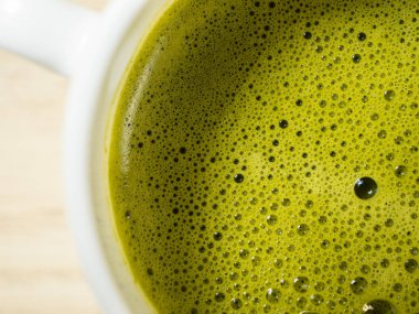 Taze kibrit köpüğü ve köpükler beyaz bardakta, yakın plan.