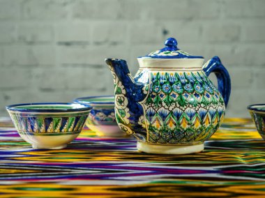 Geleneksel Özbek çaydanlığı geleneksel tekstil üzerinde kalıyor - khan atlası