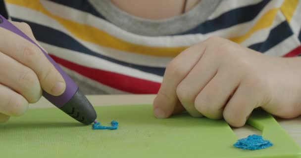 Маленький ребенок, делающий макияж с помощью 3D-пера — стоковое видео
