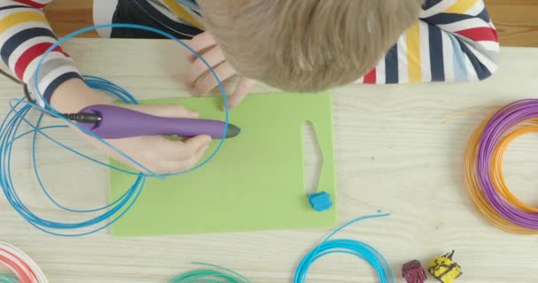 Маленька дитина знущається над 3d ручкою — стокове відео